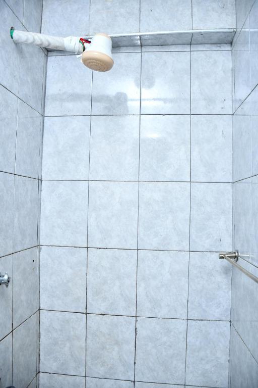 Koupelna v ubytování Elegant Studio with Rooftop Pool in Nairobi -Jovial Homes