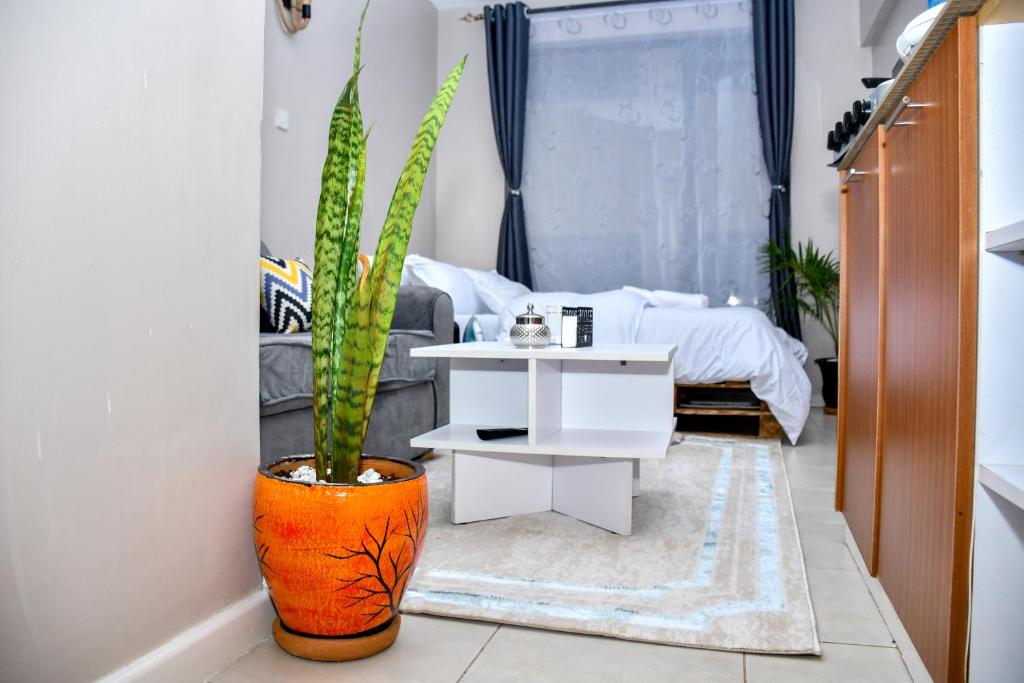 Postel nebo postele na pokoji v ubytování Elegant Studio with Rooftop Pool in Nairobi -Jovial Homes