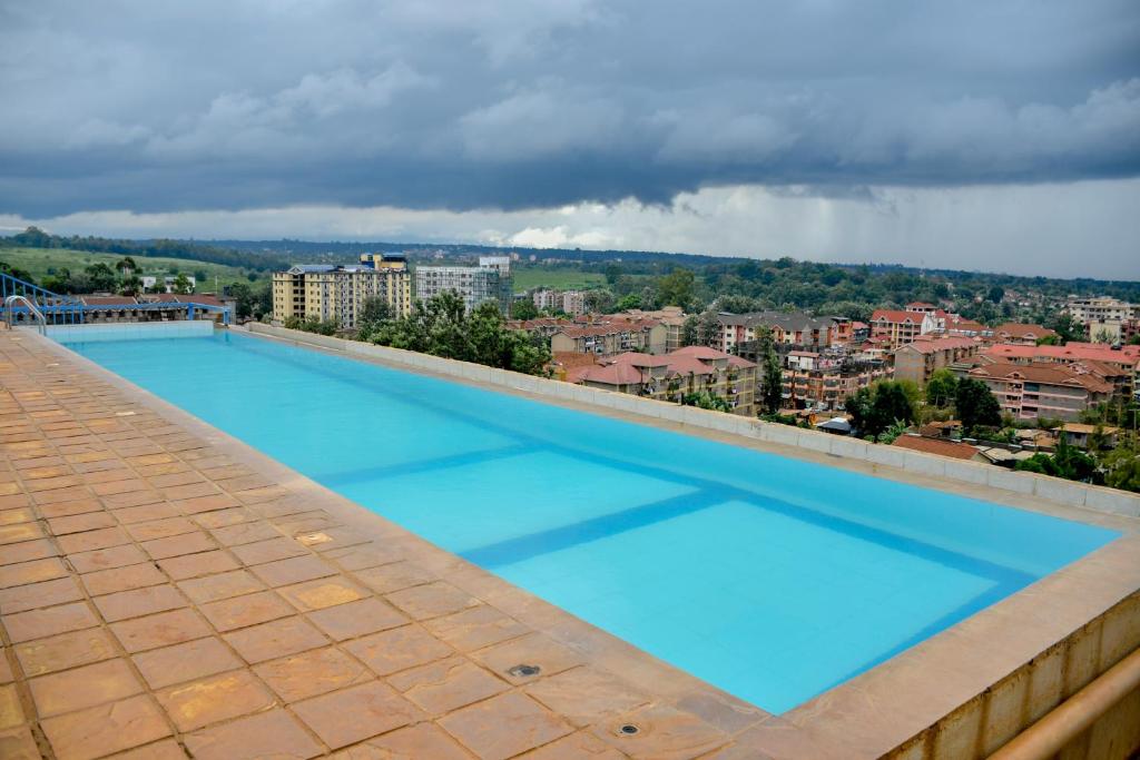 Bazén v ubytování Elegant Studio with Rooftop Pool in Nairobi -Jovial Homes nebo v jeho okolí