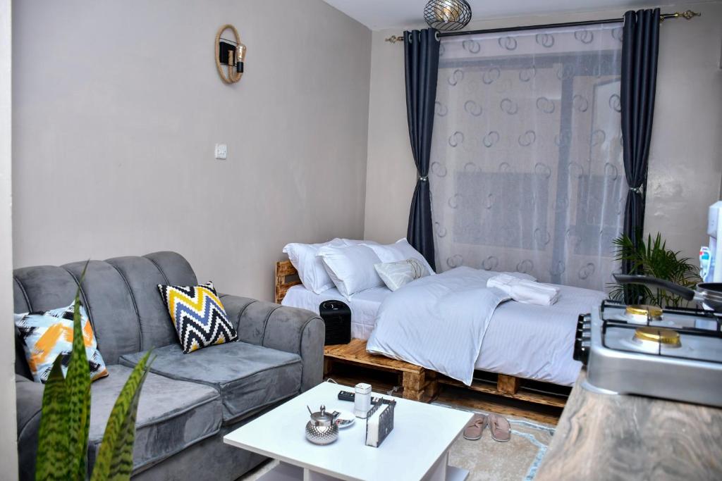 Posezení v ubytování Elegant Studio with Rooftop Pool in Nairobi -Jovial Homes