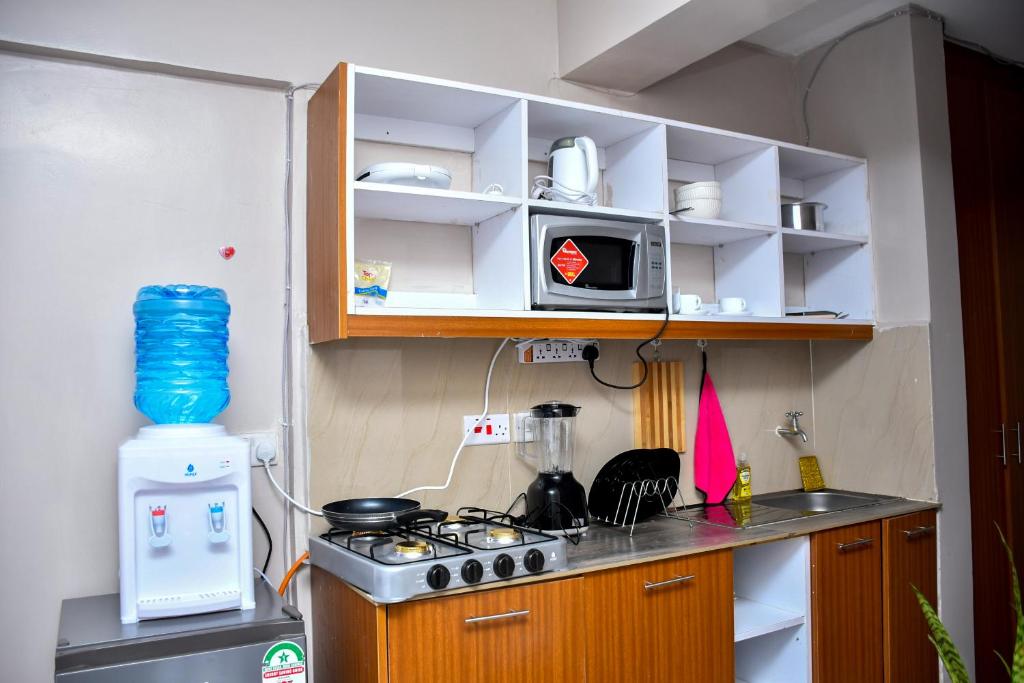 Kuchyň nebo kuchyňský kout v ubytování Elegant Studio with Rooftop Pool in Nairobi -Jovial Homes
