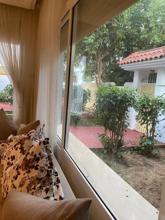 a room with a window looking out at a yard at Jolie villa a Ennacer in Ariana