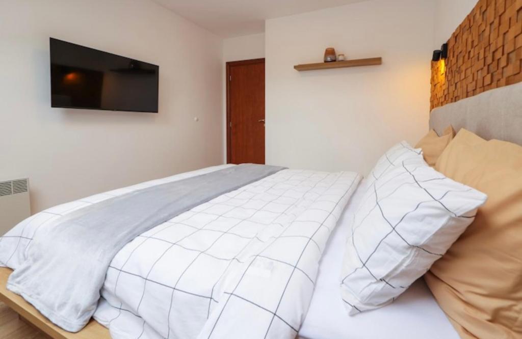 Postel nebo postele na pokoji v ubytování Designer apartment at Pirin Sense