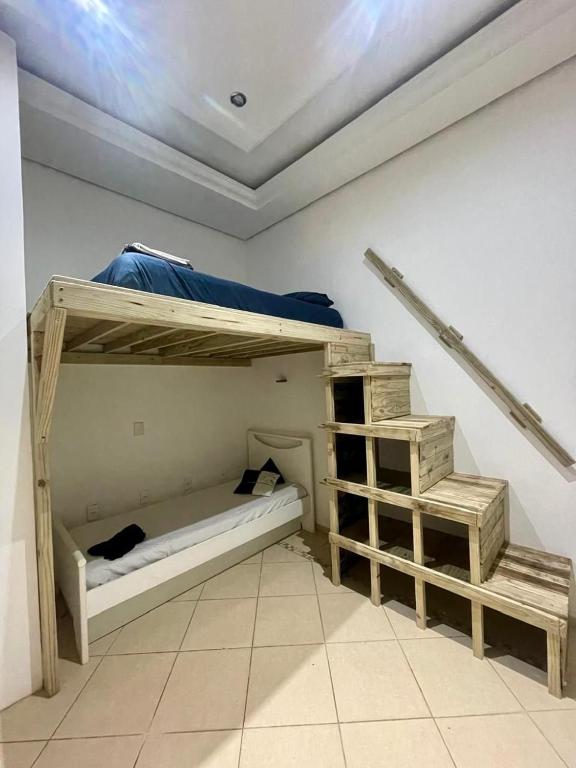 Casa Samaúma Floripa, ALUGUEL DE QUARTOS - Achochego e Tranquilidade à 30 metros da Praia - Четырехместный номер