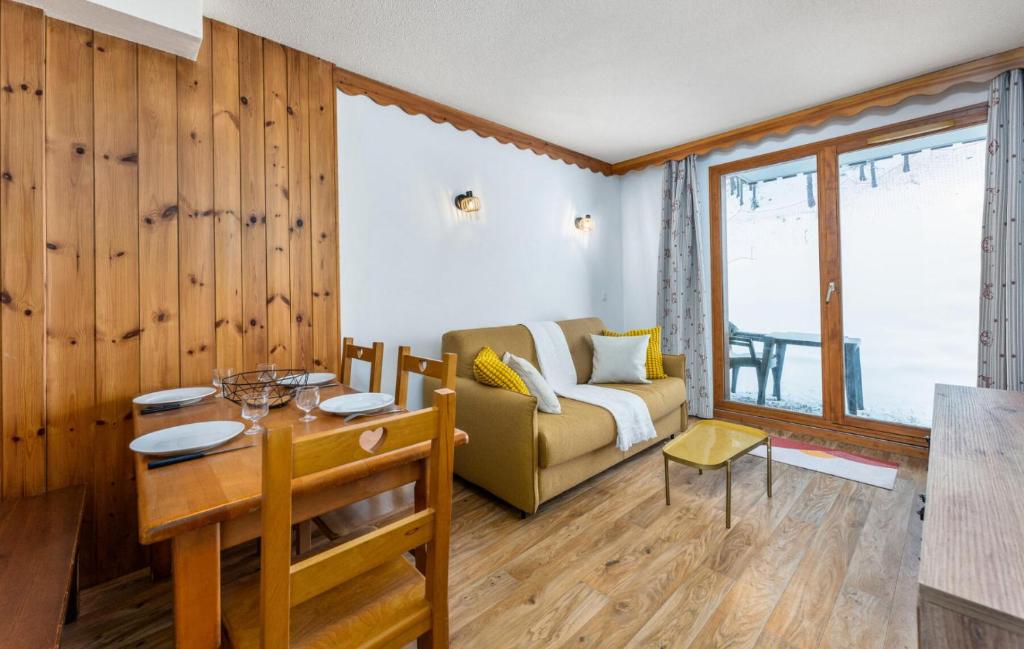 un salon avec un canapé et une table dans l'établissement Résidence Les Hauts De Preclaux - Appartement avec terrasse donnant sur les pistes MAE-0861, aux Orres