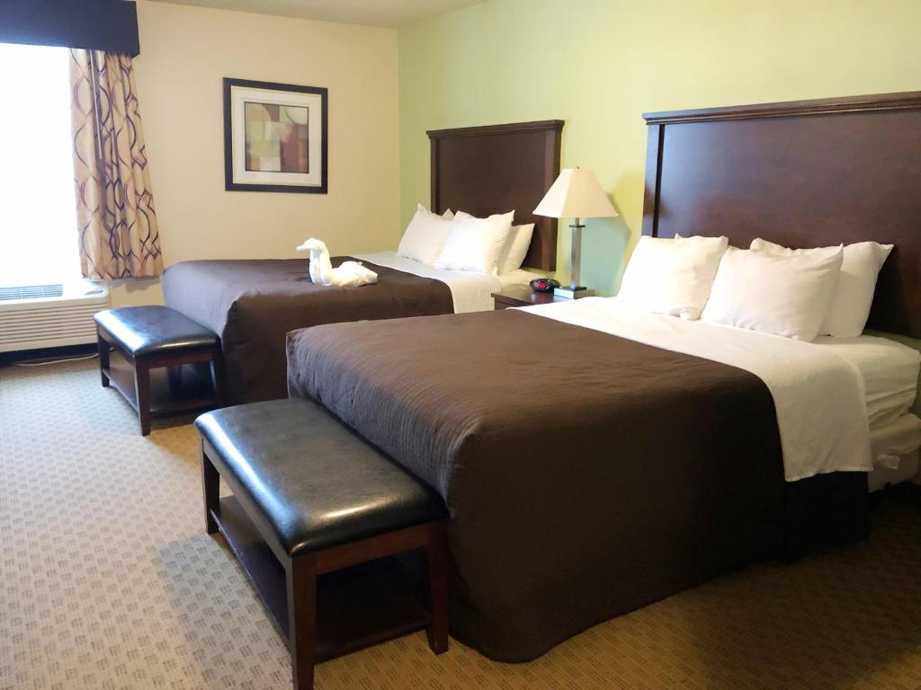 Postel nebo postele na pokoji v ubytování Aspen Suites Hotel Haines