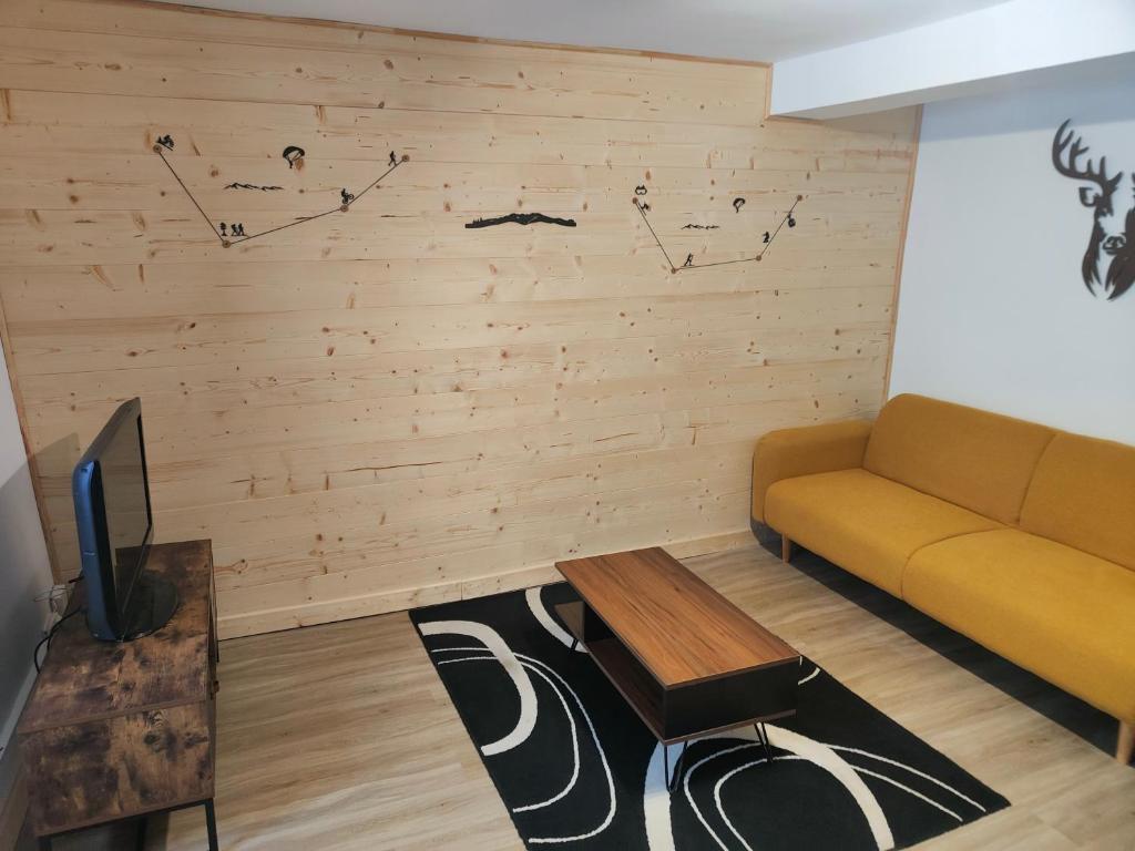 a living room with a couch and a table at Joli appartement à Mont-Louis in Mont-Louis