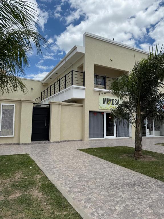 una casa grande con un cartel que lee maimonides en Departamento en alquiler temporario, en Fernández