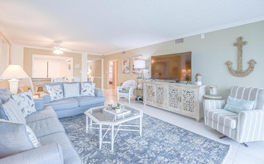ein Wohnzimmer mit einer Couch und einem Tisch in der Unterkunft Shoreline Towers #3022 in Destin