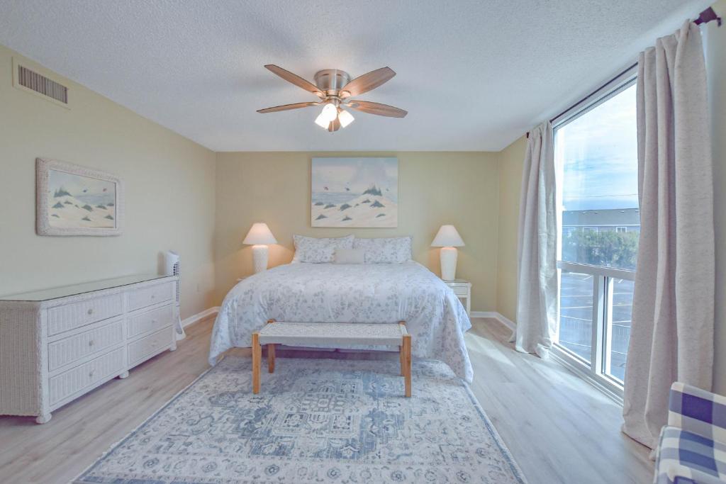 ein Schlafzimmer mit einem Bett und einem Deckenventilator in der Unterkunft Shoreline Towers #3022 in Destin