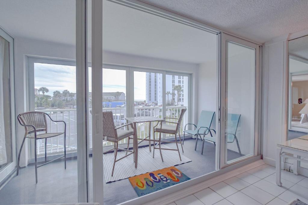 Ein Balkon oder eine Terrasse in der Unterkunft Shoreline Towers #3022