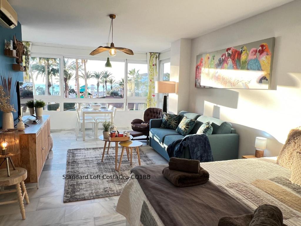 Część wypoczynkowa w obiekcie Primera línea playa Apart 1 Bed CostaOro-CO1BA DELUXE Seafront ó Loft-Studio CostaOro-CO1BB STANDARD