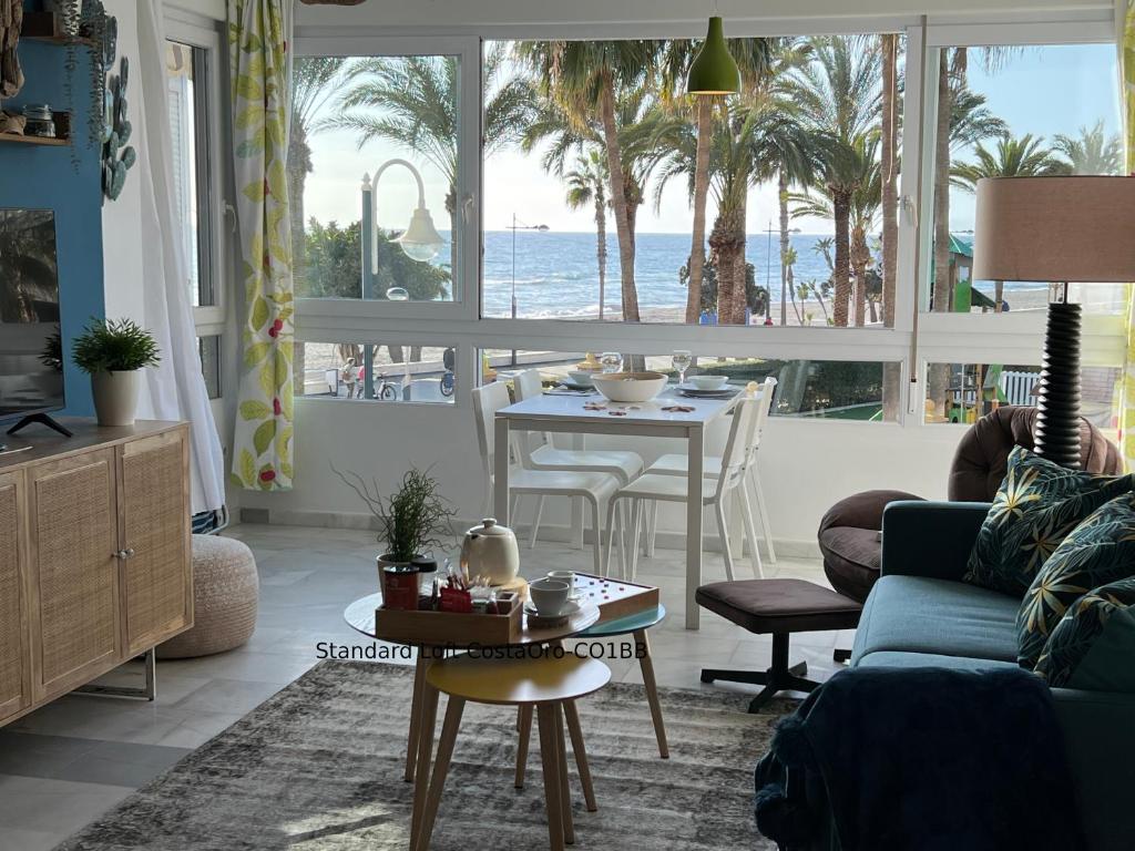 Część wypoczynkowa w obiekcie Primera línea playa Apart 1 Bed CostaOro-CO1BA DELUXE Seafront ó Loft-Studio CostaOro-CO1BB STANDARD