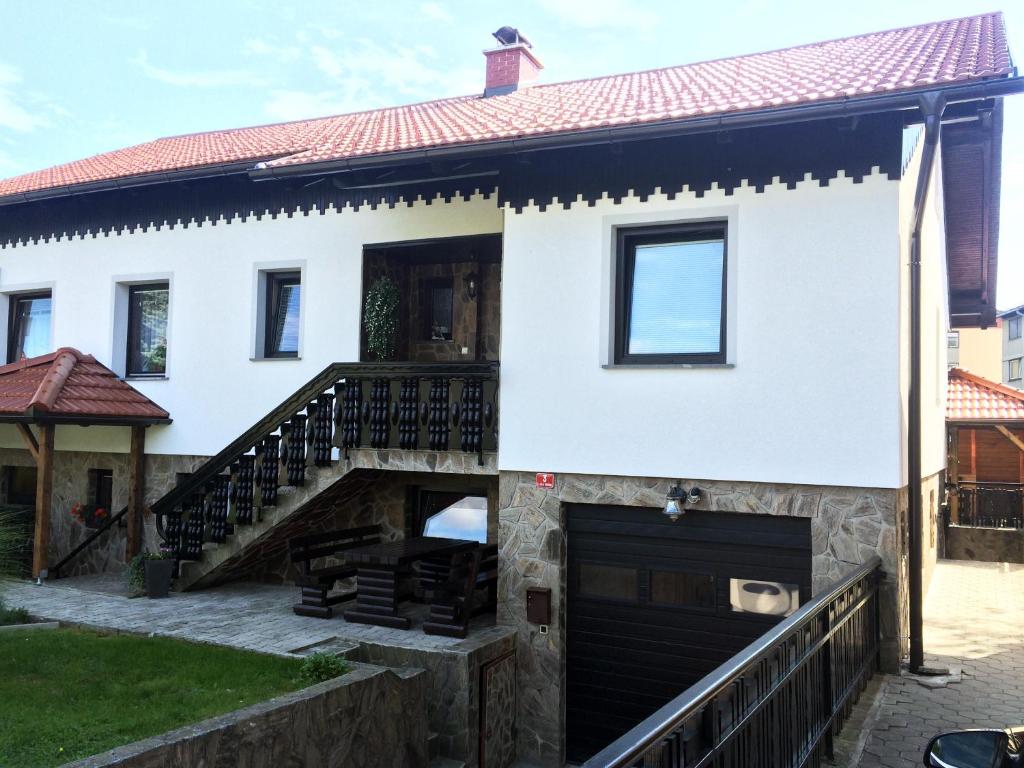 una casa con escalera y garaje en Apartment CDR, en Zreče