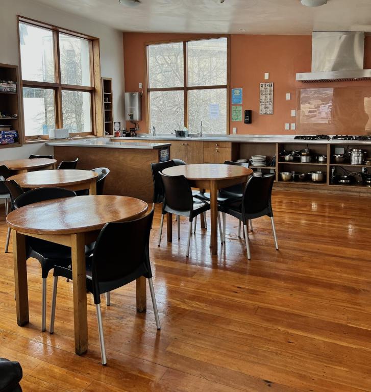 Cucina o angolo cottura di On Top Backpackers