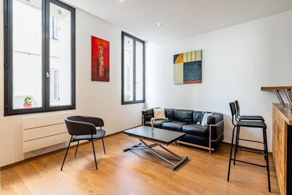 un salon avec un canapé et deux chaises dans l'établissement Neat and refined apartment in Panier pedestrian area close to Old-Port, à Marseille