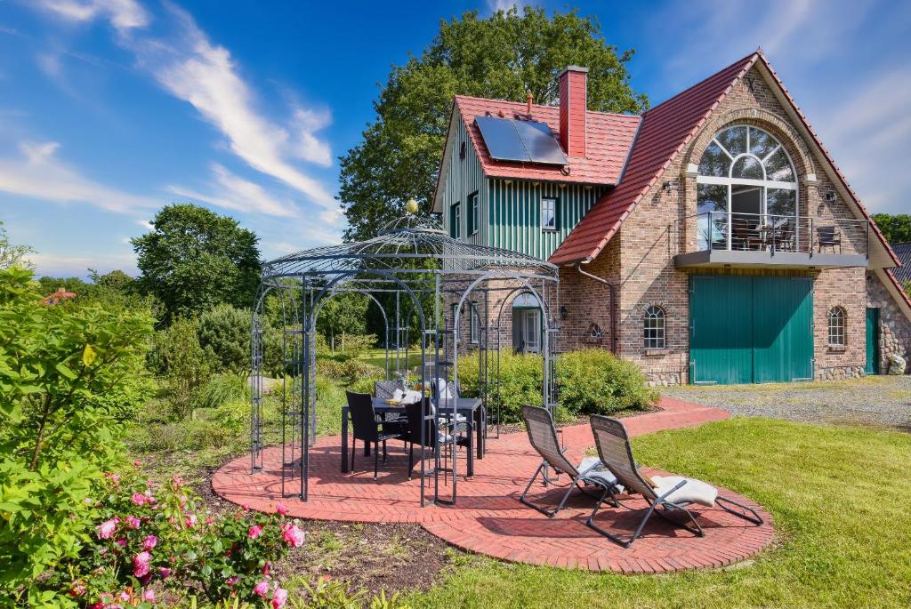 una casa con gazebo in cortile di Ferienhaus Bootshaus in Nadelitz a Putbus