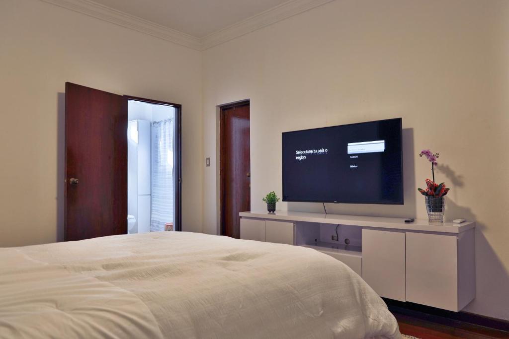 TV a/nebo společenská místnost v ubytování Ola Boutique Hotel