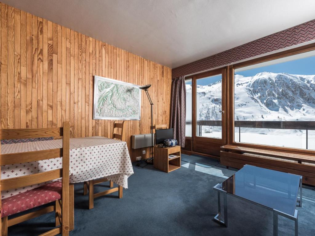 sypialnia z łóżkiem i widokiem na góry w obiekcie Appartement skis aux pieds, balcon, 6 pers, Tignes Le Lac - FR-1-502-405 w mieście Tignes