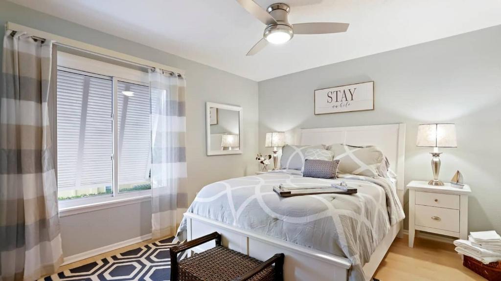 Ένα ή περισσότερα κρεβάτια σε δωμάτιο στο Walk to the Sand, Pool & Hot Tub Waterfront Oasis