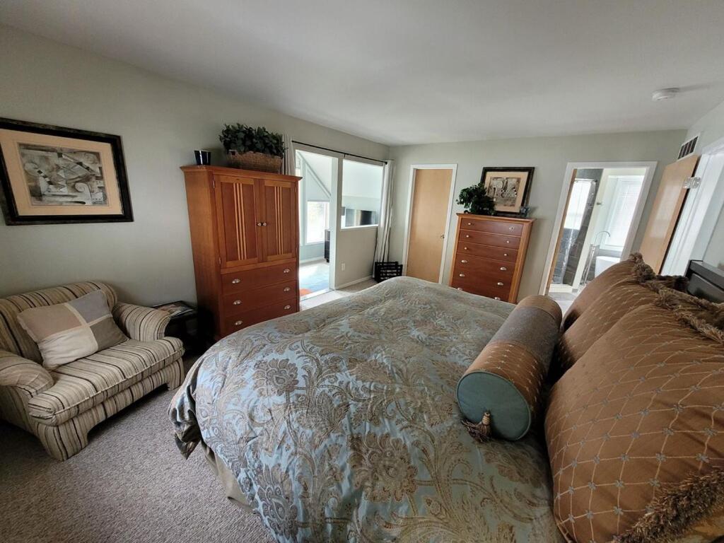 Katil atau katil-katil dalam bilik di Beautifully Updated Lakefront Escape-Pets welcome!