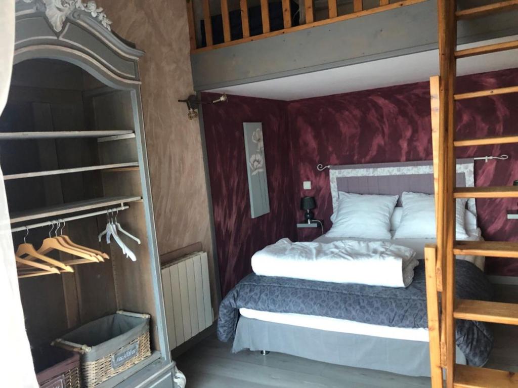 ein Schlafzimmer mit einem Bett und einem Etagenbett in der Unterkunft Gite de Charme in Calviac