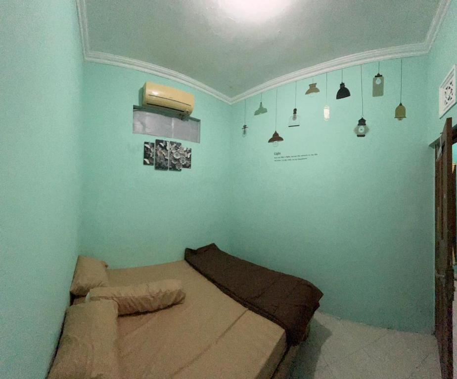 Postel nebo postele na pokoji v ubytování Bronk House 1 Malioboro
