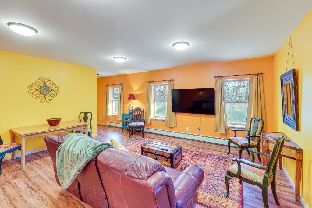 โทรทัศน์และ/หรือระบบความบันเทิงของ Near Historic Sites Bright Hyde Park Guest Suite