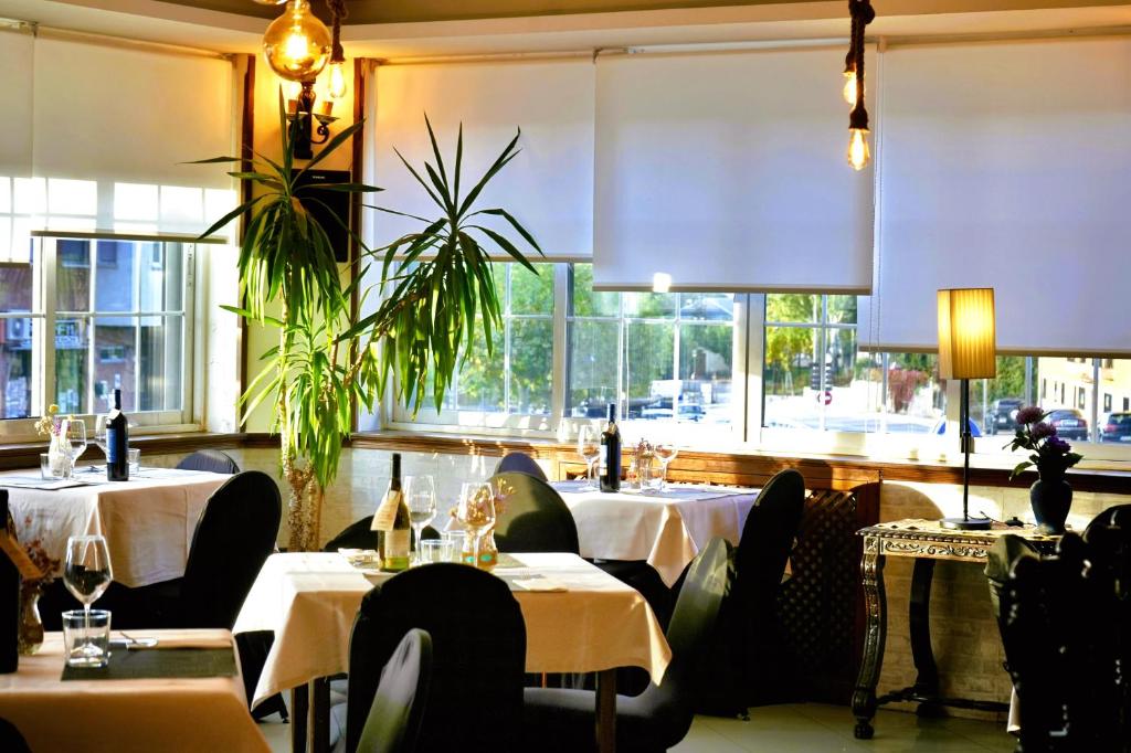 Reštaurácia alebo iné gastronomické zariadenie v ubytovaní Hostal Mainz