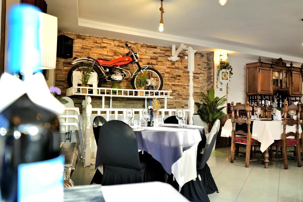 Reštaurácia alebo iné gastronomické zariadenie v ubytovaní Hostal Mainz