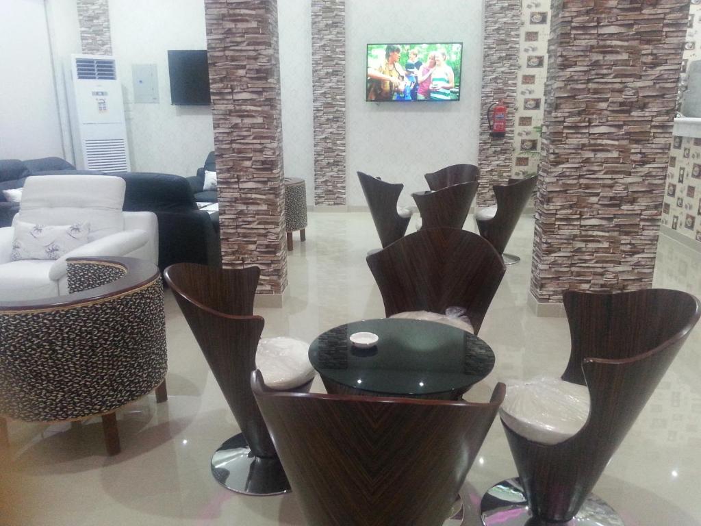 TV a/nebo společenská místnost v ubytování Lara Al Jawf Hotel Apartments