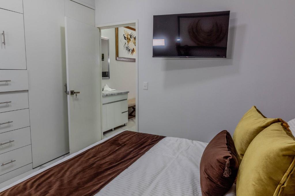 TV a/nebo společenská místnost v ubytování Exclusiva suite en el centro de Zapotlanejo 205