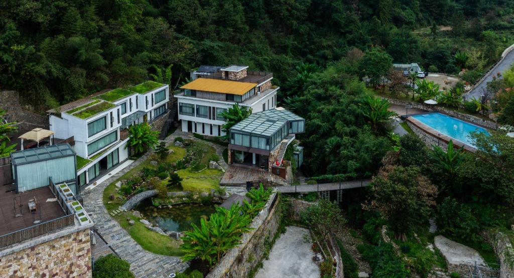 Zhangjiajie Rock language art hotel-Free pick up service内部或周边的泳池