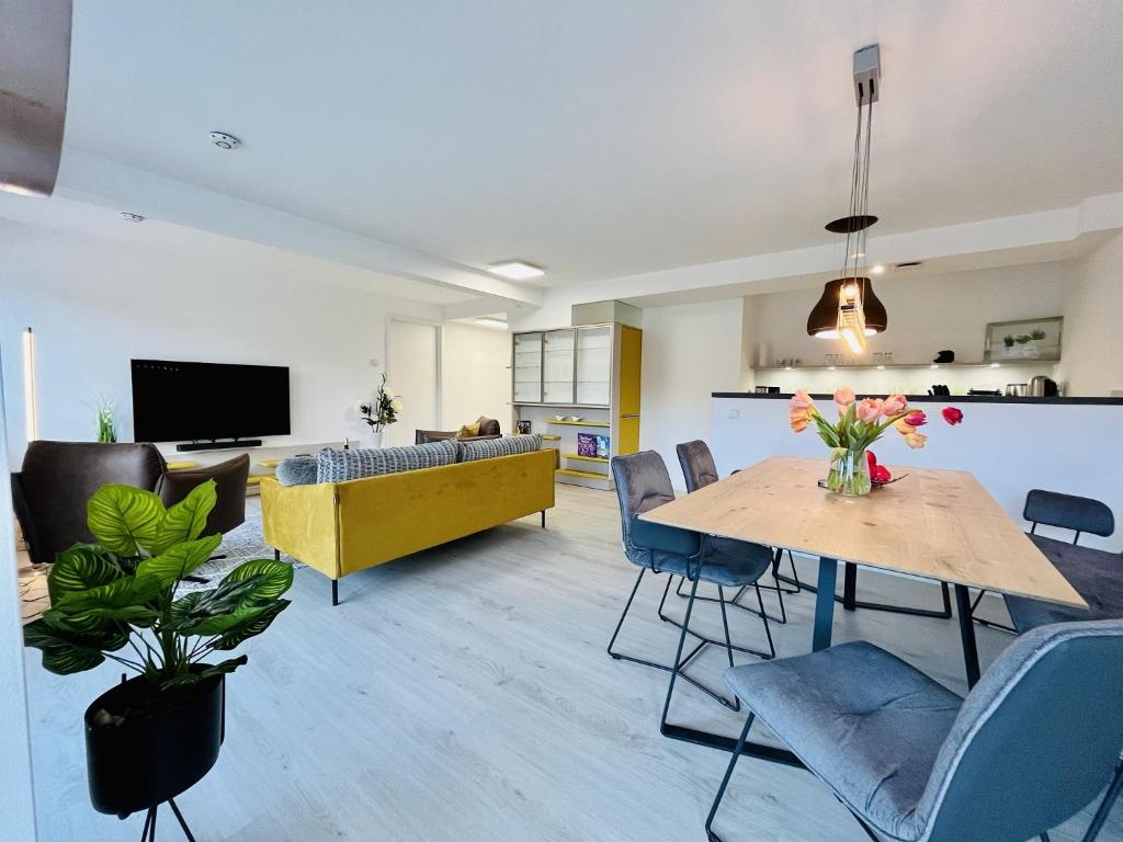 a living room with a table and chairs at Ferienwohnung Ruhepol im Haus Zudar Prora in Binz