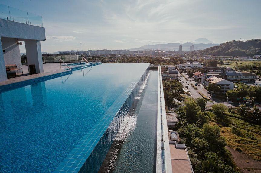 Bazén v ubytování KO-Z Place Aru Suites nebo v jeho okolí