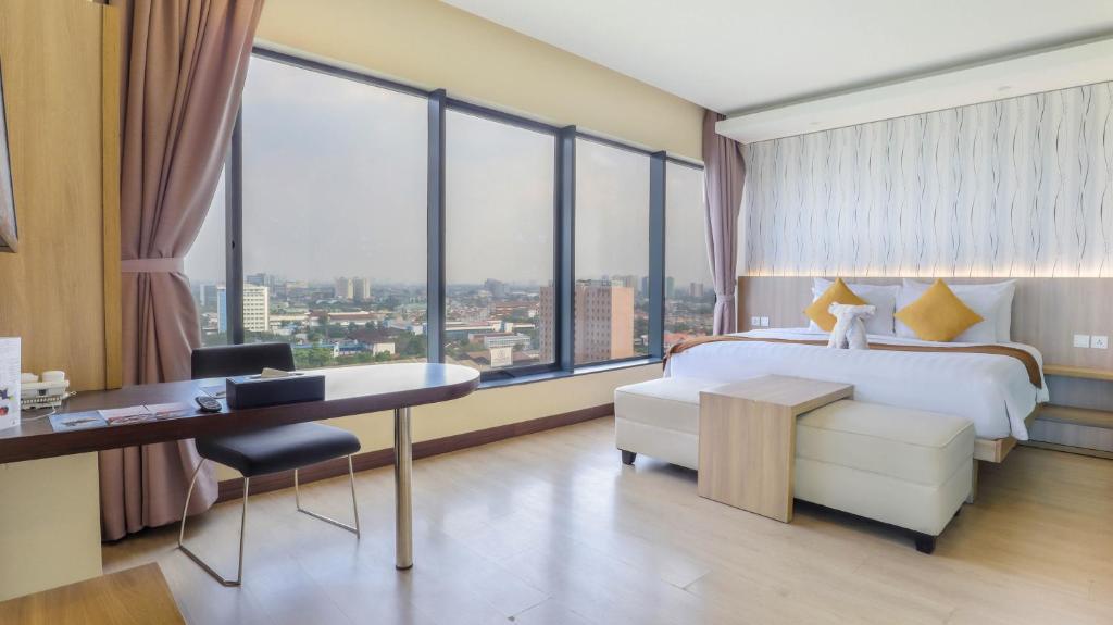 Postel nebo postele na pokoji v ubytování Vasaka Hotel Jakarta Managed by Dafam