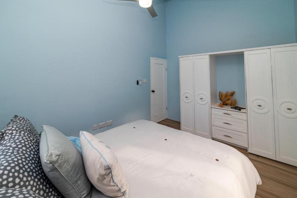 Postel nebo postele na pokoji v ubytování Zaydens Place