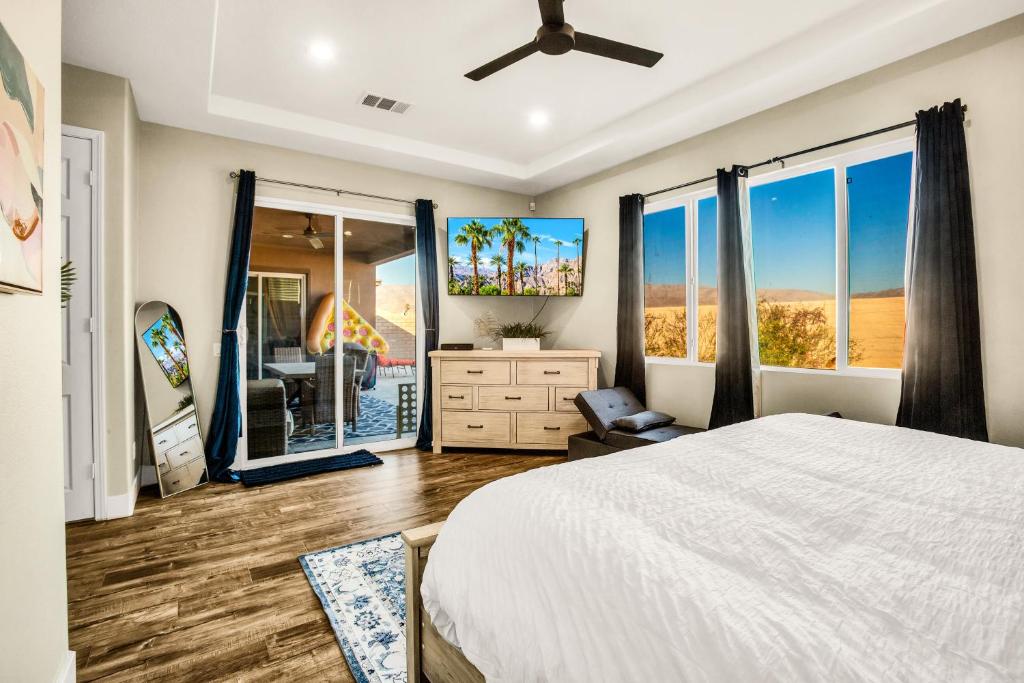 Katil atau katil-katil dalam bilik di Joshua Tree Getaway with Pool, Spa, BBQ and Sleeps 12