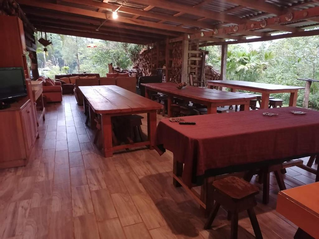Restaurace v ubytování Cabañas Rusticas Cielo Roto, Río Celeste