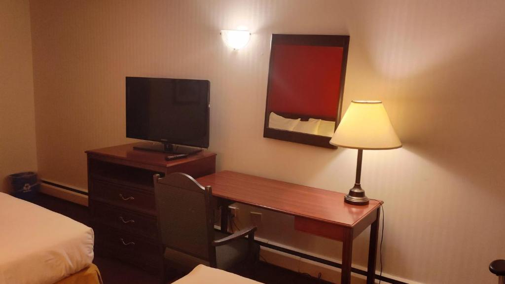 Postel nebo postele na pokoji v ubytování Metro Inn