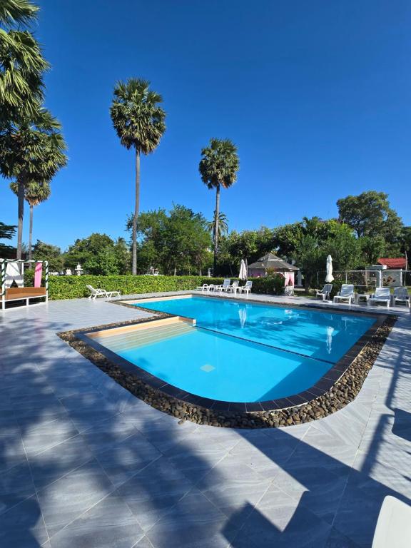 Bazén v ubytování Baan Golden Resort & Residences nebo v jeho okolí