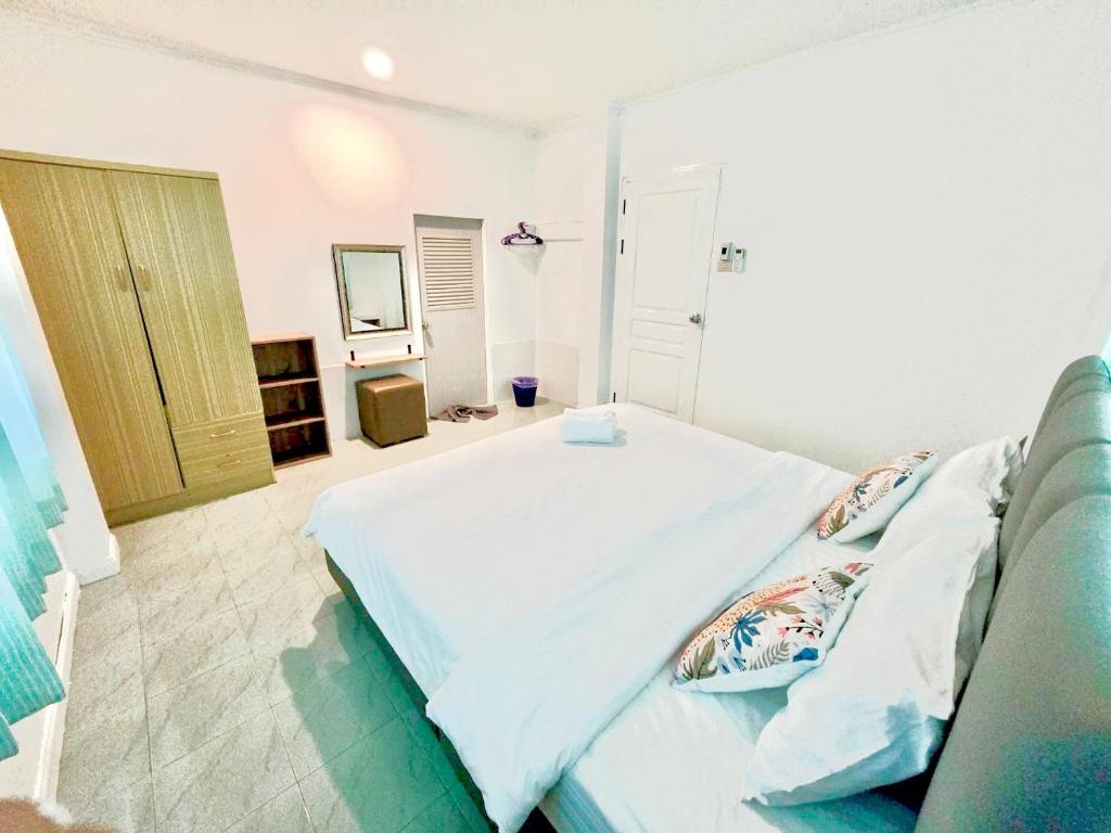 Postel nebo postele na pokoji v ubytování Baan Golden Resort & Residences