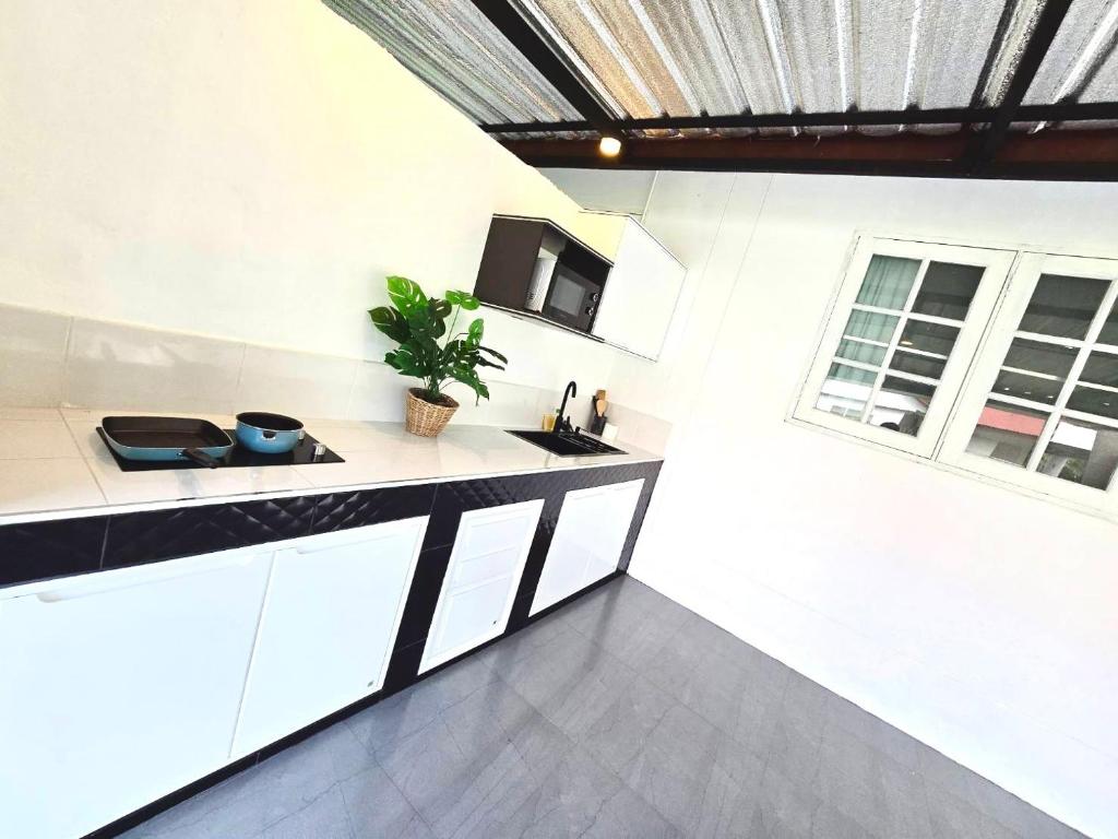 TV a/nebo společenská místnost v ubytování Baan Golden Resort & Residences
