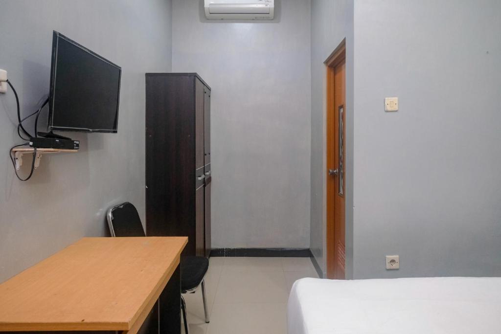 TV a/nebo společenská místnost v ubytování Al Abror Homestay Mandala Krida Mitra RedDoorz