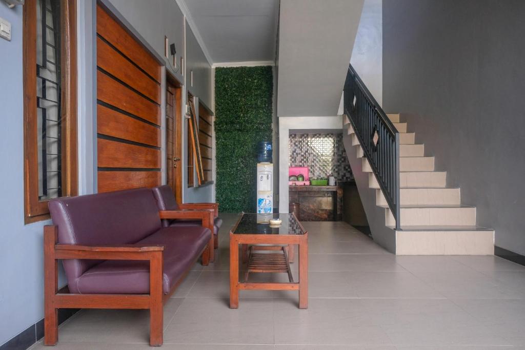 Posezení v ubytování Al Abror Homestay Mandala Krida Mitra RedDoorz