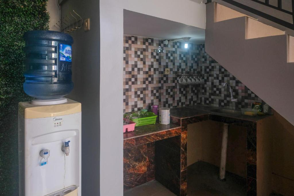 Kuchyň nebo kuchyňský kout v ubytování Al Abror Homestay Mandala Krida Mitra RedDoorz