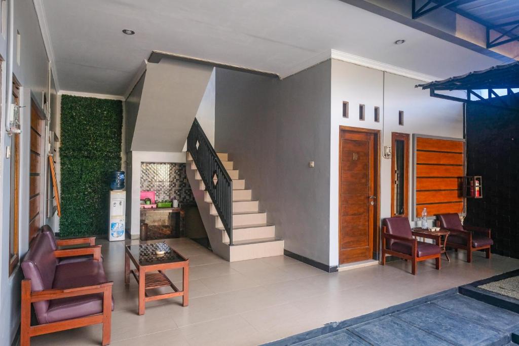 Posezení v ubytování Al Abror Homestay Mandala Krida Mitra RedDoorz