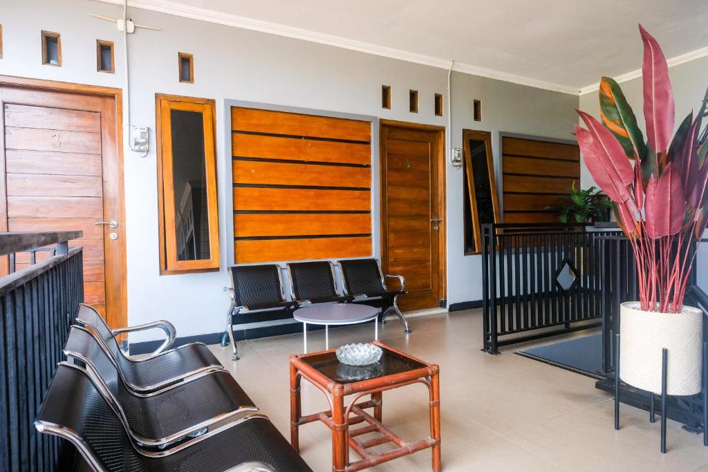 Posezení v ubytování Al Abror Homestay Mandala Krida Mitra RedDoorz