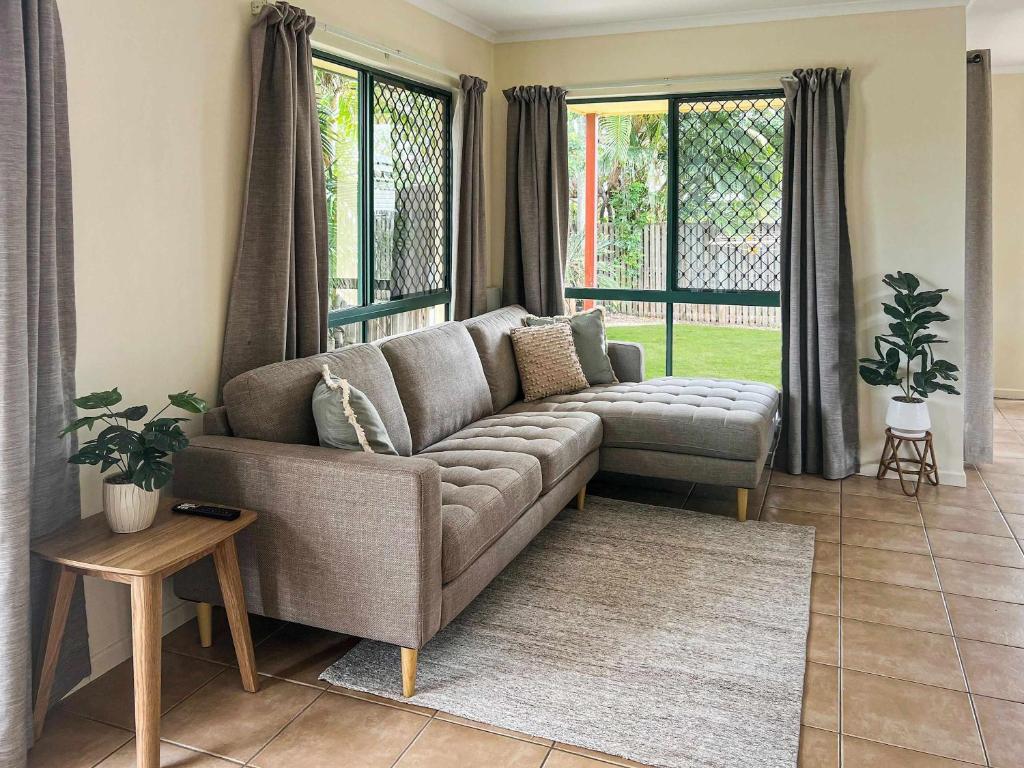 Et opholdsområde på Charming 3-Bedroom 2-Bathroom Townhouse