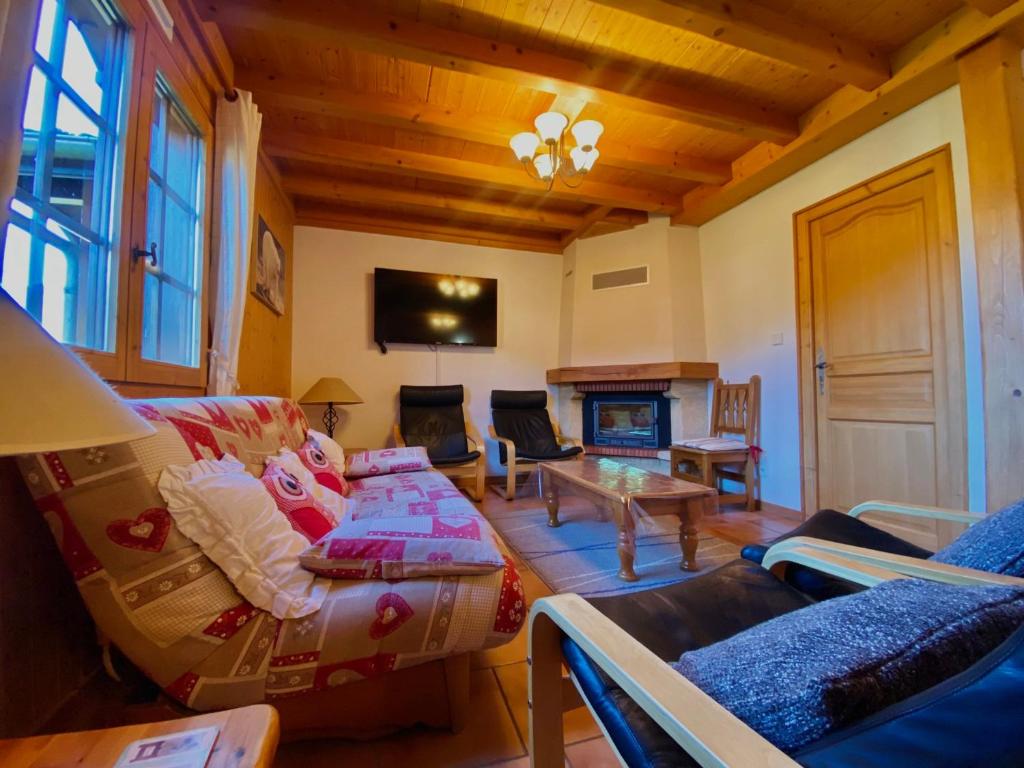 un salon avec un canapé et une cheminée dans l'établissement Charmant duplex à Morillon, proche centre, 3 ch, 9 pers, parking, ski - FR-1-624-174, à Morillon